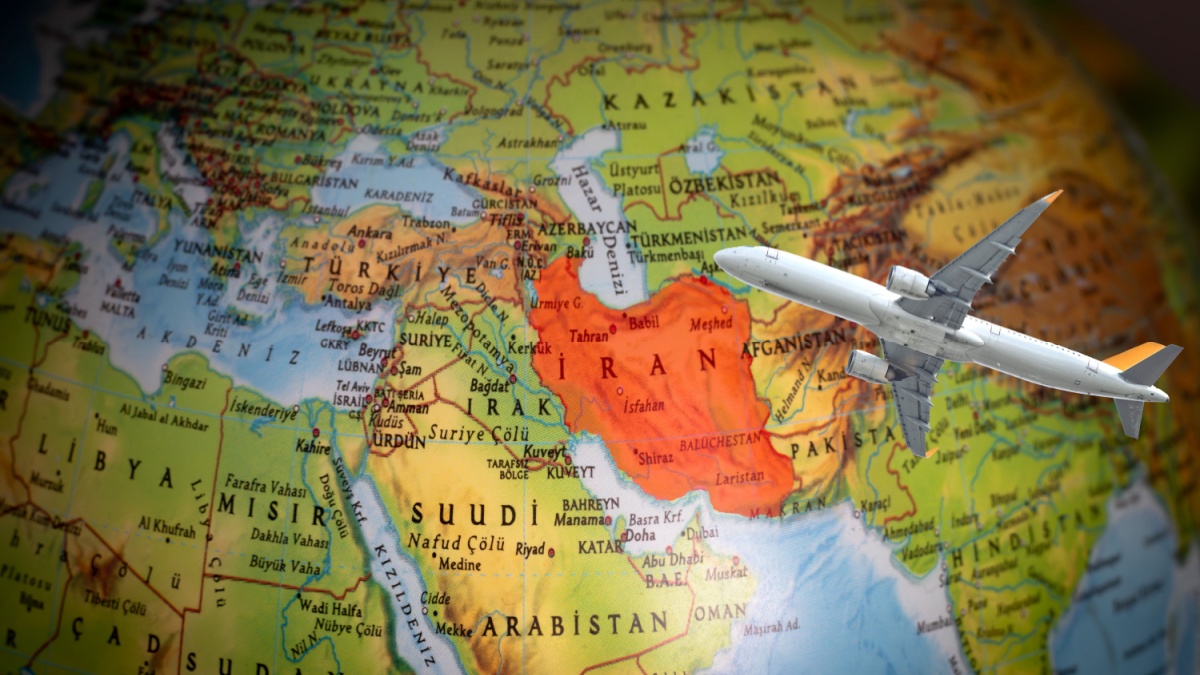 Mappamondo con Iran e aereo di linea